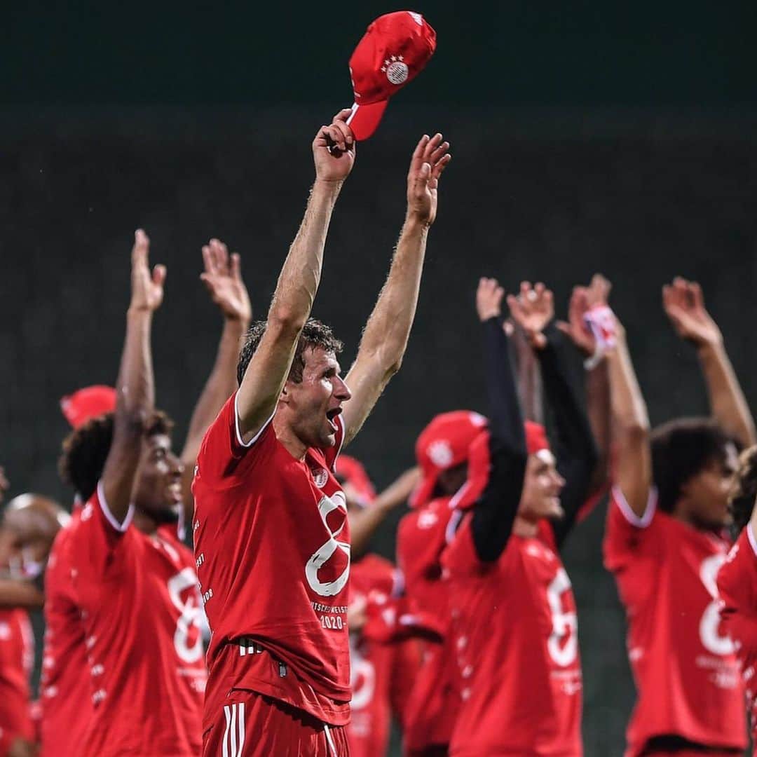 トーマス・ミュラーのインスタグラム：「I ♥️ my team, @fcbayern 😀👍🏼 What a great performance in the last months!! 💪 #immerweiter #MEI8TER #fcbayern #MiaSanMeister #esmuellert」