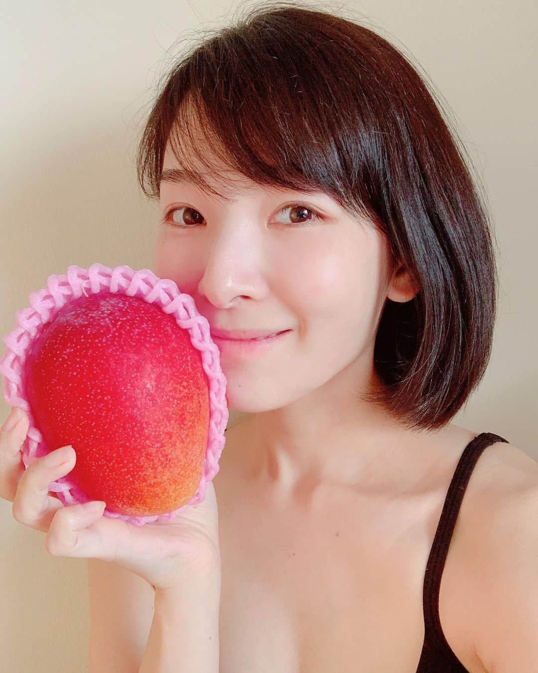 のインスタグラム：「Love this summer jewelry♥️🌺 My son loves it too 👦🏻🙌🏻🥭・ たまには最近の写真も^ ^ コロナ支援でお取寄せしていた鹿児島マンゴーが届きました♡ 宝石みたいに綺麗な果実！ 家族で美味しくいただきました。  息子はマンゴーを見せただけで何故かテンションが高くて笑 一生懸命ペシペシしてた😂←四枚目 ・ ・ ・ ・ #mango #mangolover #kagoshima  #summerfruit #fruits #freshfruit  #コロナに負けるな #コロナ支援 #鹿児島グルメ #マンゴー大好き #まるで宝石 #たまらん」