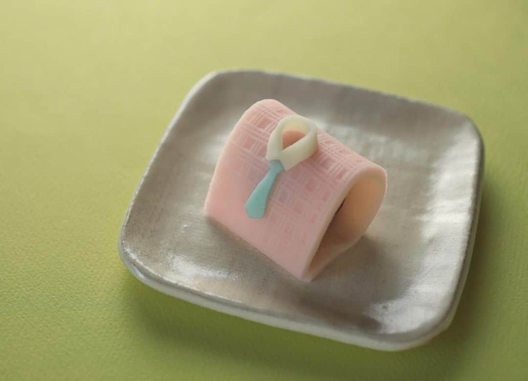 のインスタグラム：「今日の和菓子はねりきりで作ったシャツです。 ねりきりとは白餡に餅や芋を混ぜて作った和菓子で 茶道 で使われる「主菓子」の一種です。 撮影 用に製作しました。 ですが父の日セットに入ります。 さてネット販売にキーマカレーを追加することにしました。 と言っても流石に僕がカレーを作るわけではなく 普段から仲良くしてくれる料理屋さん「ほう吉」さんの 別店舗「dining fusion」のカレーを取り扱わさせていただけることになりました。 近いうちに掲載しようと思っています。  フェイスブックページのいいね！もよろしくお願いします。 https://www.facebook.com/shishisu/ I would like a job request from you. Today's wagashi is shirt with Nerikiri. The Nerikiri is the material of wagashi made by mixing the rice cake and yam in white bean. Is a kind of "Jounamagashi" as used in the tea ceremony. The sweets I've made for the shooting.  #福泉堂  #和菓子  #cool #funny #my_eos_photo #real #楽しい時間 #カメラ好きな人と繋がりたい  #写真好きな人と繋がりたい　 #model #器 #梅雨 #Japan #wagashi  #happy #japanesefood #ファインダー越しの世界 #جميل #かわいい #撮影 #happy #コロナに負けるな #スイーツ男子 #fruits  #おうちで過ごそう #เค้ก #stayhome #десерты #Délicieux #おうち時間」