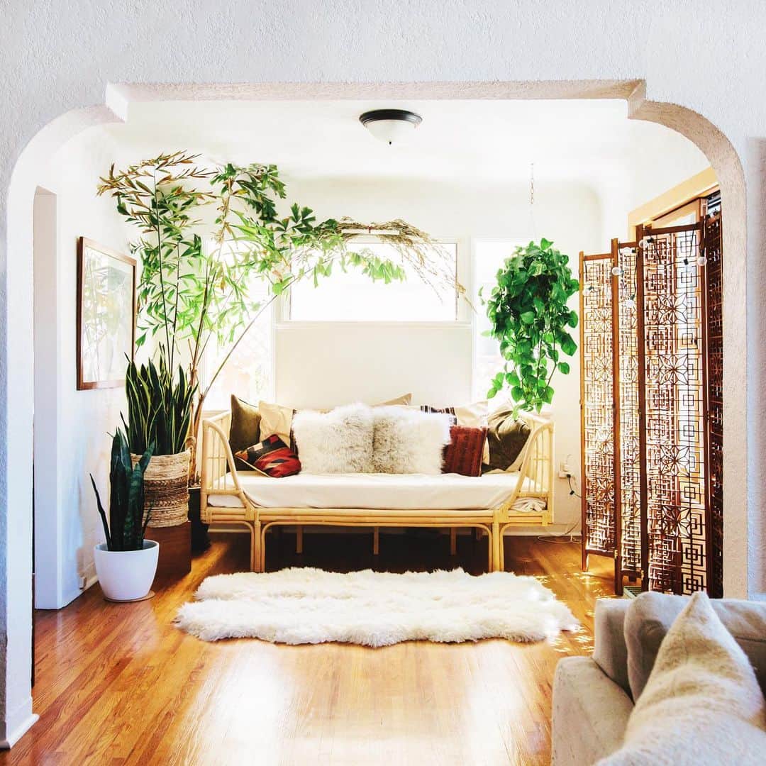 カリフォルニアスタイルさんのインスタグラム写真 - (カリフォルニアスタイルInstagram)「Great place for an afternoon nap. プランツに囲まれた籐製のデイベッド。 柔らかい天井のアールが、差し込む光をさらに優しくしてくれる。  thx@jettergreen 📷@fotomo #california #californiastyle #green #plants #sandiego #leaves #socal #love #goodvibes #lifestyle #interiordesign #furniture #rattanfurniture #sunlight #sunshine #nap #afternoon #カリフォルニアスタイル #カリフォルニア #カリフォルニア工務店 #ライフスタイル #ライフスタイル不動産 #籐家具 #ラグ #観葉植物 #プランツ #グリーン #リビングインテリア #インテリアデザイン #コーディネート」6月17日 7時07分 - cal__style