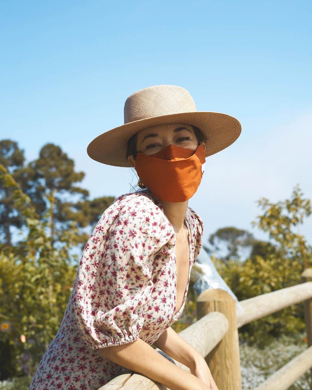 グラフ&ランツのインスタグラム：「Get acquainted with our six new masks colors - online and available for pre-order now! Including a sweet honey yellow you all have been asking for, and a navy that’ll go with anything.」
