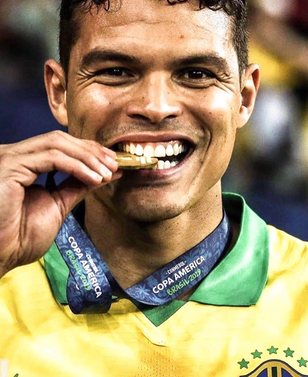 チアゴ・シルヴァのインスタグラム：「Parabéns ao Maracanã, que hoje está completando 70 anos. Lugar que fez parte da minha história durante a minha trajetória no futebol nacional, desde 2006, na primeira vez que entrei em campo pelo Fluminense, no jogo contra o  América e especialmente em 2013, quando a @cbf_futebol foi campeã da Copa das Confederações.  A vez mais recente e que ficou gravada no coração foi no ano passado, quando fomos campeões da Copa América em casa. • • • #ThiagoSilva #TS3 #FamiliaSilva #CoronaOut #StopCorona #restecheztoi #jesuischezmoi #restezchezvous #fiqueemcasa #fiquememcasa #ficaemcasa #euficoemcasa #stayhome #stayathome #restezalamaison #yomequedoencasa #RioDeJaneiro #Maracana #Maracanã #70anos #Maracana70anos #Maraca70 #Maraca70anos」
