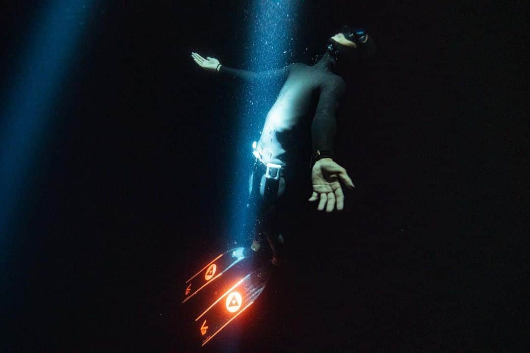 篠宮龍三のインスタグラム：「陰影礼賛 | OKINAWA 2020 ﻿ ﻿ 🧜‍♂️ @hkr_freediving ﻿ 📸 @ryuzoshinomiya ﻿ ﻿ #RGBlue﻿ #Nauticamhousings﻿ #A7R3﻿ #Sigma14mmf18﻿ #alchemyfins﻿ #alchemyv3﻿ #alchemyv330 ﻿ ﻿ http://tinyurl.com/alchemy-webstore」