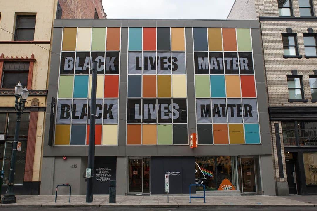 Poler Outdoor Stuffさんのインスタグラム写真 - (Poler Outdoor StuffInstagram)「#BLACKLIVESMATTER SHOUTS TO @industrypdx FOR THE WINDOW DESIGN!✌️ MAKING THE WHOLE BUILDING READ LOUD & CLEAR 🔊 #ENDRACISM」6月17日 7時24分 - polerstuff