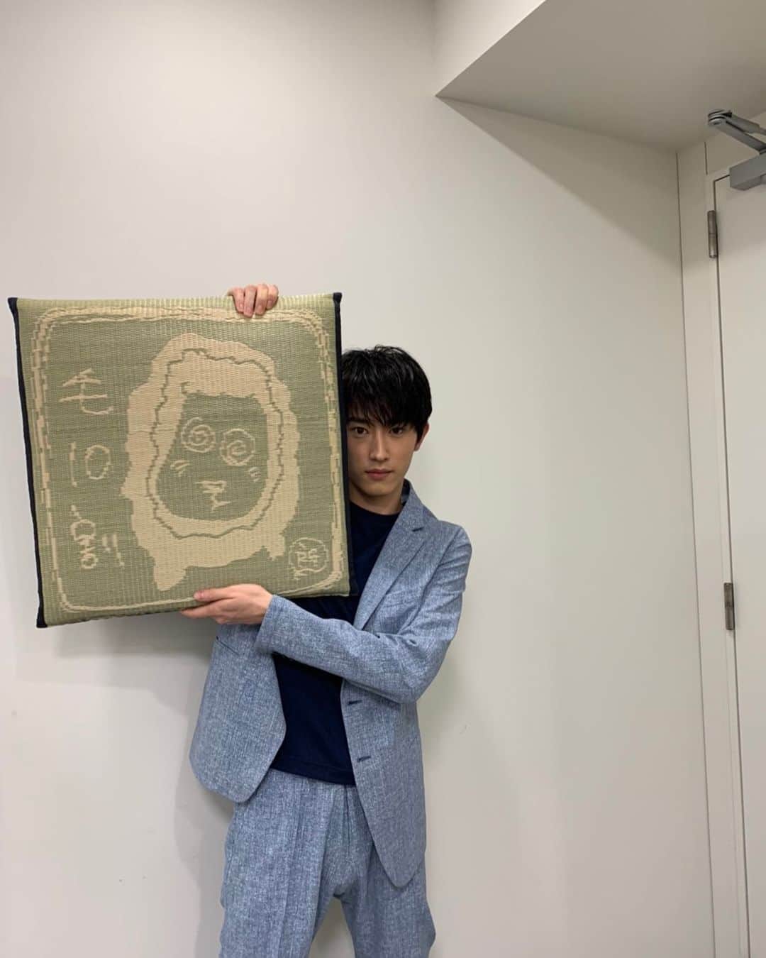【公式】ハケンの品格のインスタグラム：「⚜️出演情報⚜️﻿ 本日19:00〜﻿ 「#笑ってコラえて」に﻿ #杉野遥亮 さんが出演します❗️﻿ 収録前に #所ジョージ さんから座布団のプレゼント🎁✨されました😊﻿ #ハケンの品格」