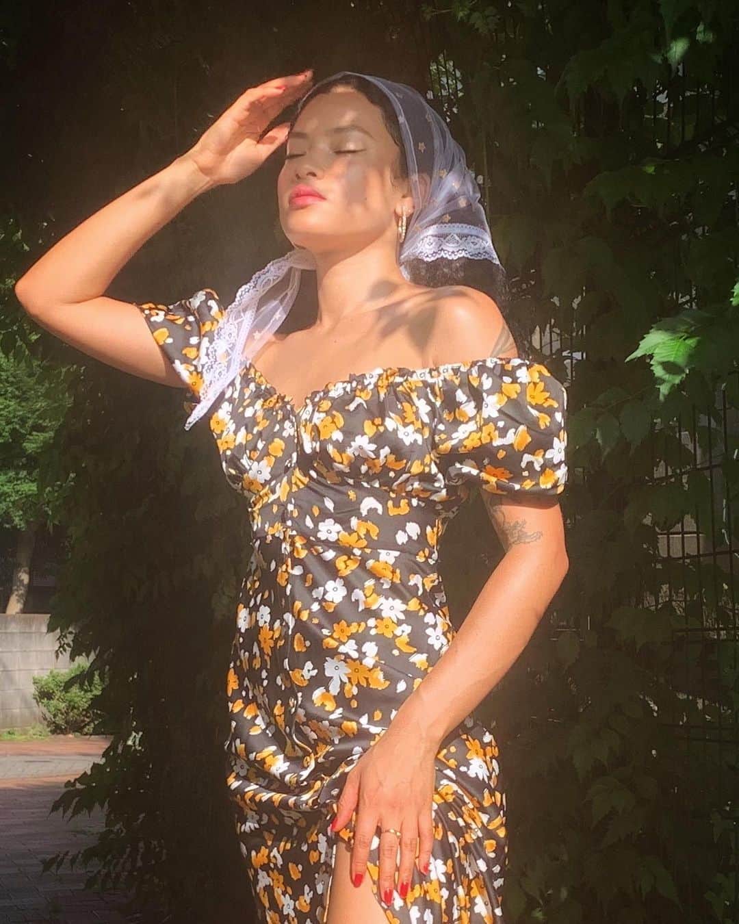 ティファニー・キャデラックのインスタグラム：「🌼. Feeling mental exhaustion, fatigue, heavy stress and anxiety? These are a few helpful ways to TREAT yourself. . 1️⃣Cut out alcohol - yes no Henny, no sparkles, not even beer. 2️⃣Ditch caffeine - no coffee, no soda pops, no black teas. 3️⃣Practice deep breathing and meditation - turn off TV and gadgets, close your eyes and look into your I-niverse. 4️⃣GET SOME SLEEP. 5️⃣Eat Whole Foods, be conscious with what you consume - you are what you eat, eliminate dead foods. . Try to maintain a daily routine, don’t beat yourself up for not keeping up, but consistency is key🔑」