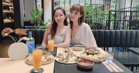 YingTzeさんのインスタグラム写真 - (YingTzeInstagram)「Today makan lunch with my love @charrrrrrrrrr__ 💕 She is also the great illustrator behind @prawnm33 💕 _ Our birthday is 2 days apart ~ had a great lunch and catching up session . 🐱💕 Last time we met was before MCO started ~ time passes by so quickly ah ! _ #blessed」6月17日 16時46分 - yingtze