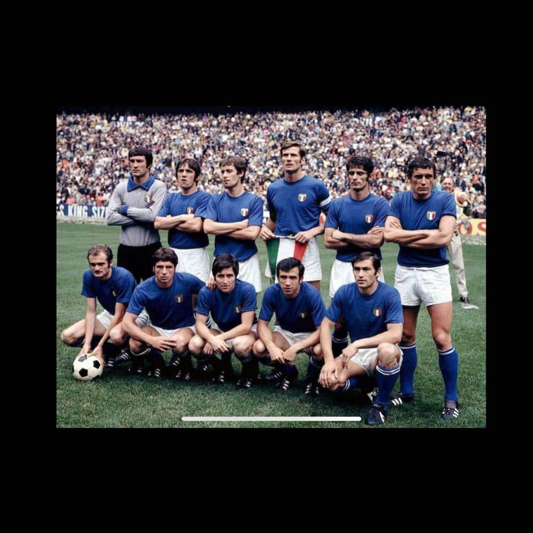 ロベルト・マンチーニのインスタグラム：「Oggi 50 anni fa mitica #lapartitadelsecolo #italia-Germania 4-3 #azzurri #vivoazzurro」