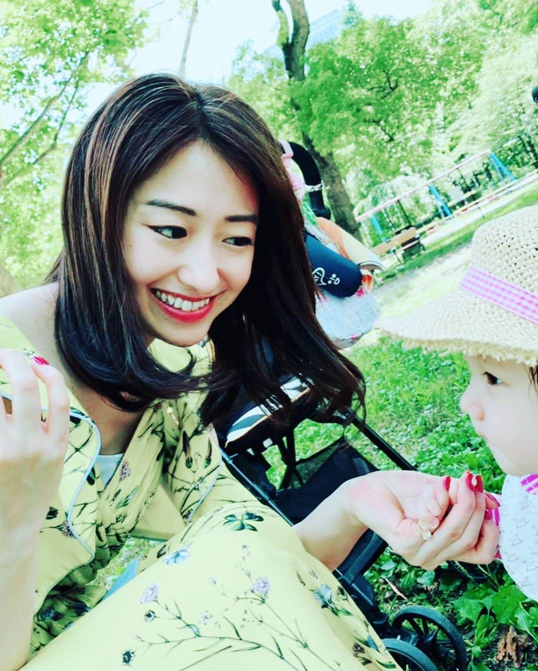 江辺香織さんのインスタグラム写真 - (江辺香織Instagram)「本日は某番組の収録へ🎱💕 仕事終わりで日比谷公園へ。  主人と友人ファミリー達がピクニックランチしてるという事でJoin💖  こういう時間ってとても豊か💕  #お弁当 #愛妻弁当 #ピクニック #子育て #日比谷公園 #公園デビュー #1歳 #0歳児の集まり #パパ1人 #ママ4人 #東大体操部 #同期会 #お外ランチ #幸せはお金で買えないそんな瞬間 #fulllife #買えるものはマスターカードで #chloe #selfportrait」6月17日 16時49分 - kaori.ebe