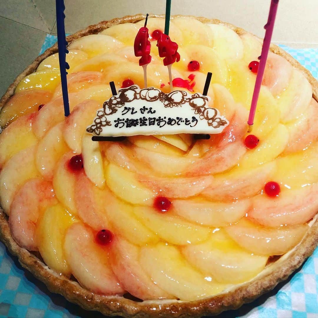 SONOMIのインスタグラム：「一足早いKREさん　@kreva_drk_dj908 のお誕生日のお祝い🎉 本当は18日ですが、 おめでとうございます🎀 . 昨日は24日のライブ配信に向けたリハーサルをしました♫ 久しぶりに大きな音を出して 大きな音で感じてすごく感動したなぁ。 皆さんに会えたのも嬉しかった😭✨ 皆さん24日のライブは thumbaという配信サイトにてご覧頂けますので 是非チケットをゲットして一緒に楽しみましょう‼️ #kreva」