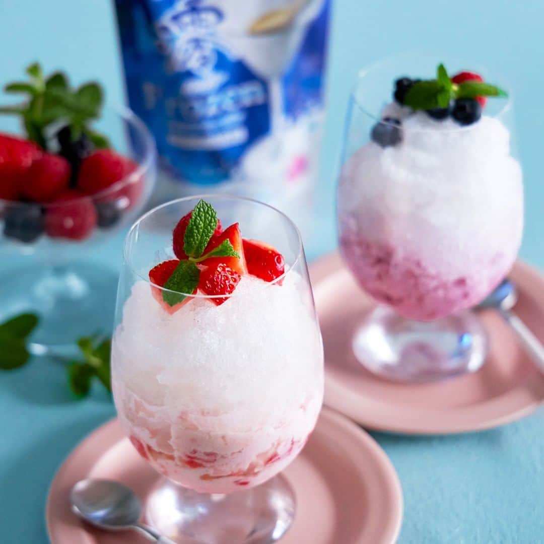 のインスタグラム：「❄️澪フローズン アレンジ❄️﻿ グラスにヨーグルトと澪フローズンを入れて2層に✌️🍧﻿ 仕上げにお好みのフルーツをトッピンクすると、お洒落なフローズンヨーグルトのできあがり🥛🍓✨﻿ さっぱりとした口あたりで夏にぴったりです！ ﻿ ﻿ #澪フローズンアレンジ #澪フローズン #澪Frozen #フローズンカクテル #frozencocktail #みぞれ酒 #カクテルレシピ #フルーツ好き #フルーツ好きな人と繋がりたい #フローズンヨーグルト #フローズン #アレンジドリンク #夏が楽しみ #ひんやり #フォトジェニックドリンク #おうちスイーツ #夏スイーツ #おうちバー #ヨーグルトレシピ #カメラ部 #日本酒部 #飲酒タグラム #日本酒で乾杯 #日本酒好きな人と繋がりたい #スパークリング清酒 #日本酒女子 #日本酒 #sparkling #澪 #澪パ」
