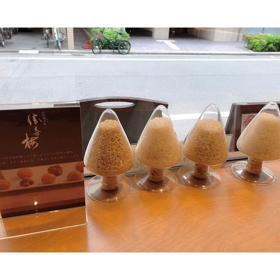 垰智子さんのインスタグラム写真 - (垰智子Instagram)「4月1日にNEW OPENした手作りおにぎり店「米処 穂 東京日本橋人形町店」でおにぎりランチを頂いてきたよ🍙 . 個人的にお米大好きなので、美味しいおにぎりって本当に大好きなんだけど @akafujimind のおにぎりのこだわりが本当すごい✨ . 明治35年から続く米穀業界の最大手、株式会社神明が手掛ける手作りおにぎりの直販店だから、 . お店にある精米機で毎日その日に精米したてのお米でガス羽釜炊き♫ しかも、シーガルフォー（浄水器）の安心安全なお水で炊いてるからお米の味も甘みがあるの♪ . ランチセットは、炊き立て、握りたてのおにぎりにこだわり具材を詰めて提供してくれてとっても癒やされる味☺ . おにぎりも玄米・3分づき・7分づき・白米を選べるよ🍙 . 物販コーナーには、 おいしい玄米、お好きな分搗き精米、飲める米糠といろいろ充実してたから 今度はお買い物にも立ち寄りたいな♡ . . #米処穂 #こめどころみのり #おにぎりカフェ #おにぎり #おにぎり #おにぎり専門店 #人形町ランチ #日本橋ランチ #おにぎりランチ #おにぎり屋 #food #foodstagram #人形町」6月17日 16時59分 - taotao_tomo