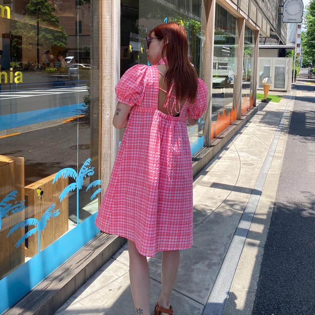 瀬戸あゆみさんのインスタグラム写真 - (瀬戸あゆみInstagram)「夏物の先行予約があさってに迫ってきてるので、先取りして着始めました🌺﻿ ﻿ バックスタイルの華奢なリボンがかわいいワンピース。﻿ インナーには @dear_sisterhood のキャミソール着てる。夏物で、新色投入されます！🌈 前から見たときと後ろを向いた時のギャップにときめくなあ。﻿ ﻿ 名前は"Cocktail Neon Mini Dress"です。かわいいストーリーも書いたんだよ🍸﻿ アップされたら読んで欲しい😌﻿ #dearsisterhood﻿ #ayumi_outfit」6月17日 17時04分 - setoayumi