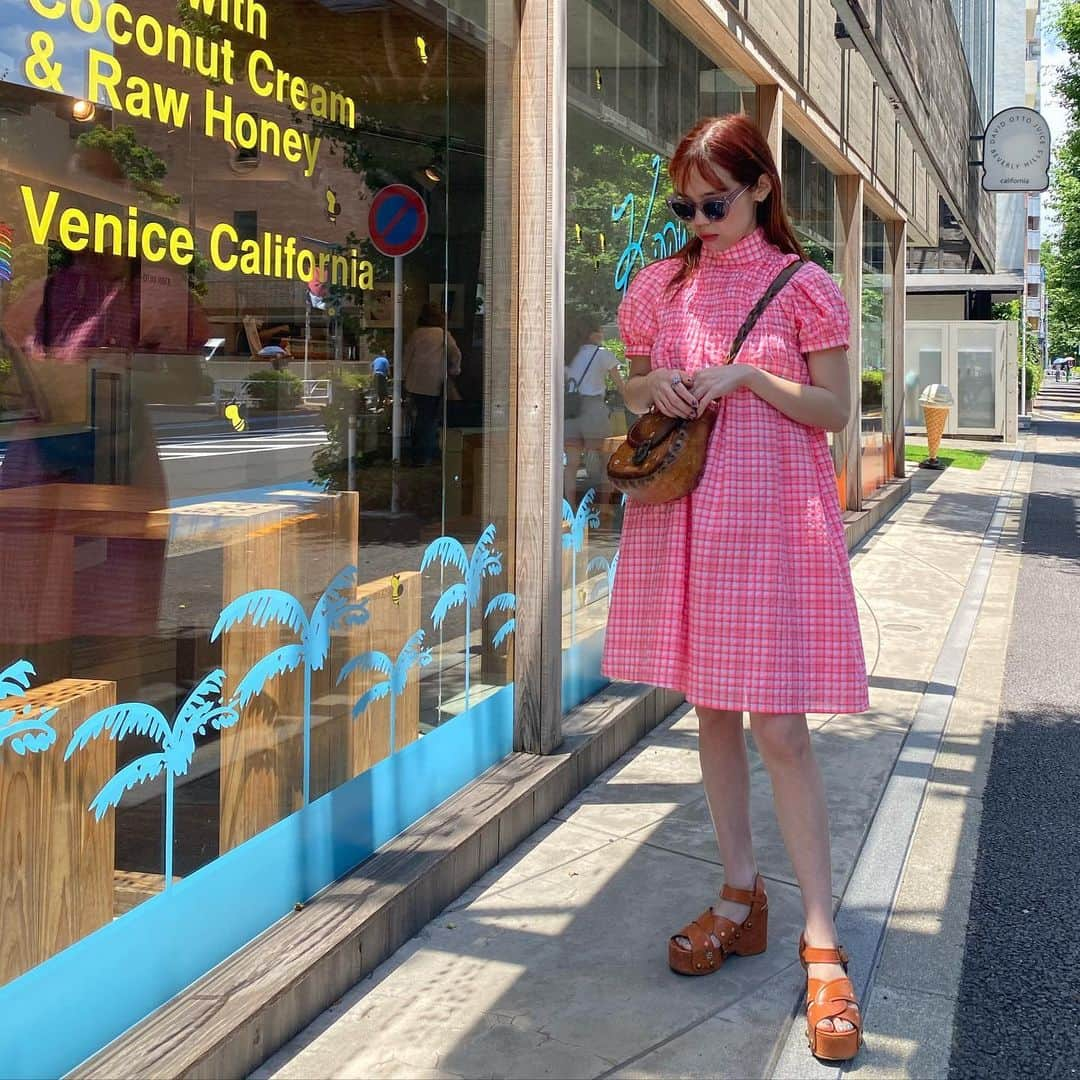 瀬戸あゆみさんのインスタグラム写真 - (瀬戸あゆみInstagram)「夏物の先行予約があさってに迫ってきてるので、先取りして着始めました🌺﻿ ﻿ バックスタイルの華奢なリボンがかわいいワンピース。﻿ インナーには @dear_sisterhood のキャミソール着てる。夏物で、新色投入されます！🌈 前から見たときと後ろを向いた時のギャップにときめくなあ。﻿ ﻿ 名前は"Cocktail Neon Mini Dress"です。かわいいストーリーも書いたんだよ🍸﻿ アップされたら読んで欲しい😌﻿ #dearsisterhood﻿ #ayumi_outfit」6月17日 17時04分 - setoayumi