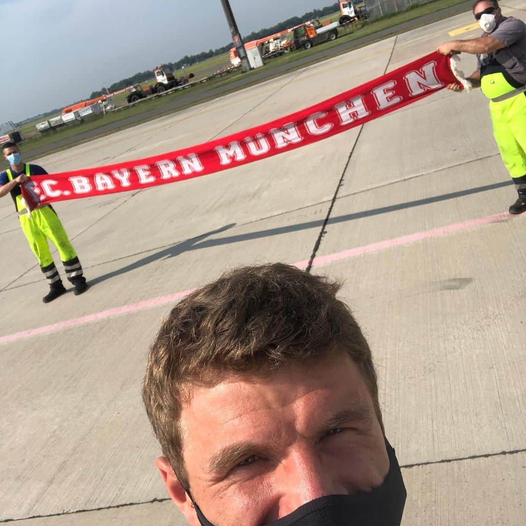 トーマス・ミュラーのインスタグラム：「Hopefully we can play again in front of our fans , soon 🔥🔥🔥 #nurderfcb #miasanmia #uffi #weiterimmerweiter #dererfolgschmecktsüß」