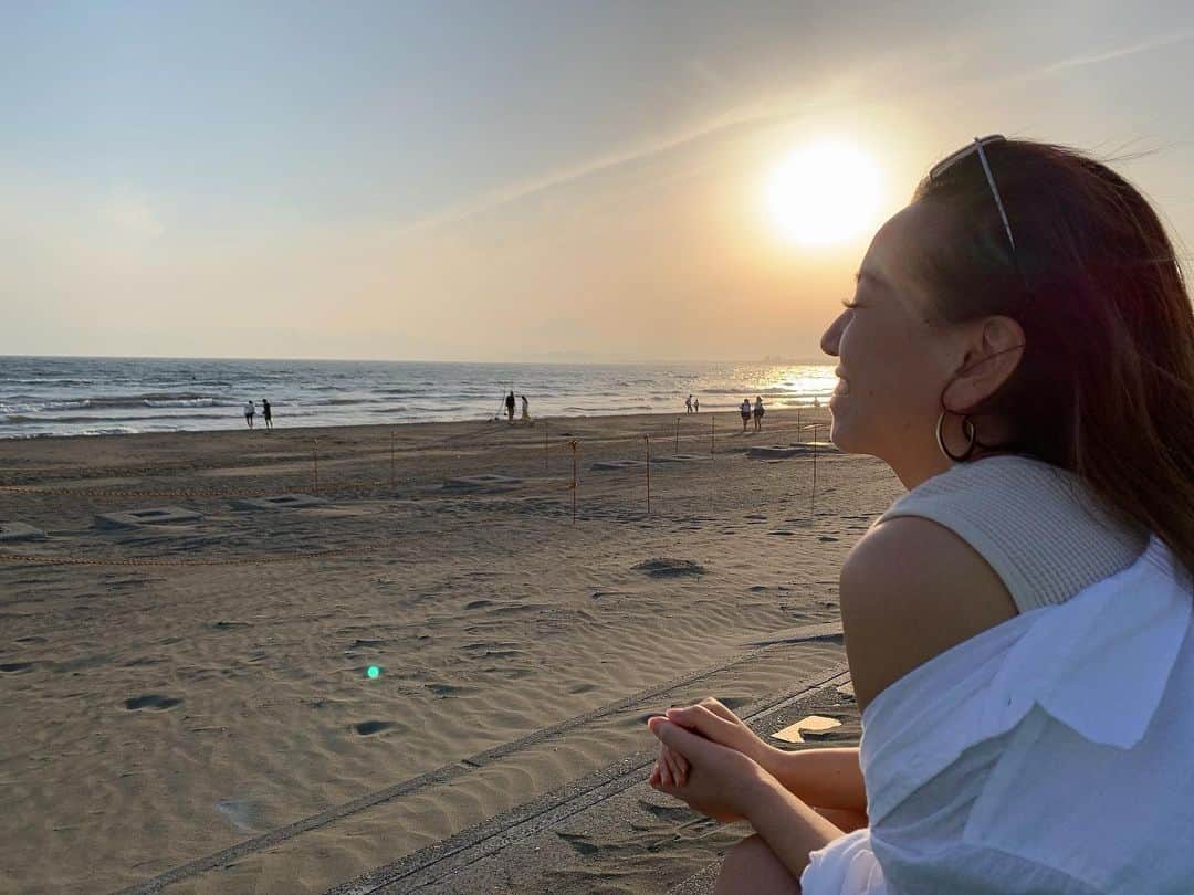 宏実のインスタグラム：「🐚 Blessed. ☀️ . . . . 📸by @iam_tomomi_shibata . #撮影の時だけマスク外してます 😷 #goodvibes #blessed #bff #enoshima #江ノ島 #mtfuji」