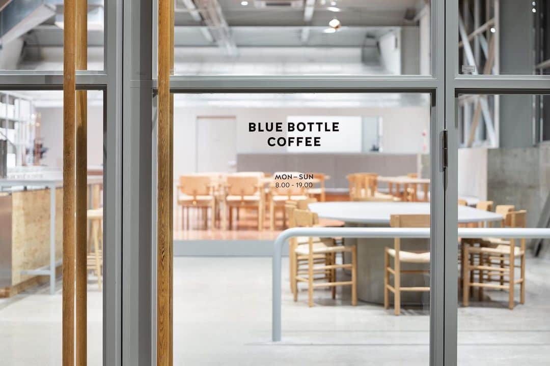 Artekさんのインスタグラム写真 - (ArtekInstagram)「Good morning! Take a look at the Kiyosumi Shirakawa Blue Bottle Café in Tokyo. A perfect place for a delicious coffee and a comfortable seat. Designed by Jo Nagasaka @schemataarchitects the minimal space is furnished with Domus Chairs by Ilmari Tapiovaara.」6月17日 17時19分 - artekglobal