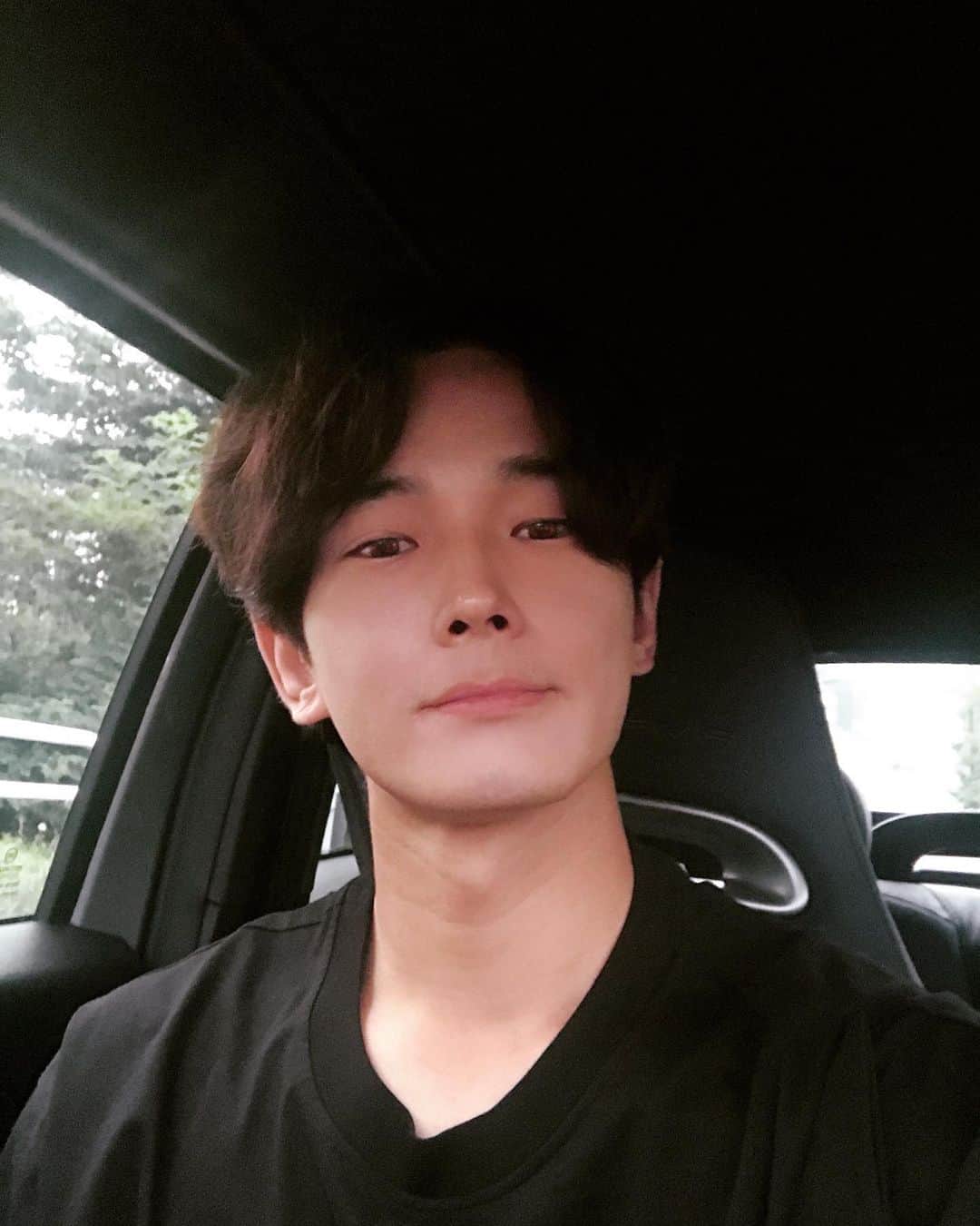 オン・ジュワンのインスタグラム：「그냥 사진^^ 오늘 미세먼지 보통~ 기온 적당👍 다들 일주일 중반 좋은 수요일 보내길🙏」