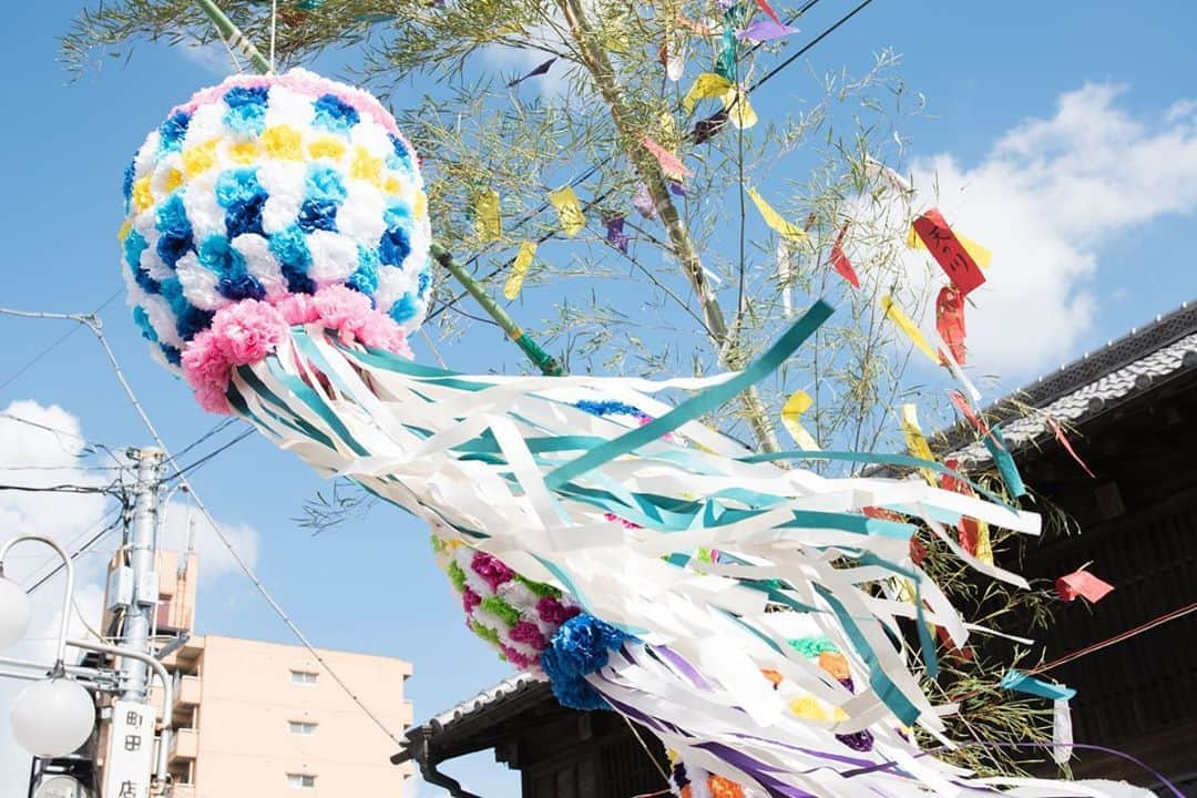 さいたまつりのインスタグラム：「【🏮埼玉の祭りハイライト🏮 〜小川町七夕まつり〜】﻿ ﻿ 北関東一を誇る豪華絢爛な竹飾りで有名な小川町を代表する夏まつりです！﻿ ﻿ 竹飾りには小川町の伝統産業である和紙も使われており、駅周辺には100本を超える色とりどりの竹飾りが並びます🎋﻿ 初日の夜には約1,500発の花火が夜空を彩り、大いに盛り上がりを見せます。﻿ ﻿ ===﻿ ﻿ 1枚目の写真は、風になびく竹飾り。七夕らしい風景です☺️﻿ ﻿ 2枚目は、夜の花火の様子。小川の街から華麗な花火を眺められるんですよ！﻿ ﻿ 3枚目は、夜の竹飾りは幻想的な雰囲気を醸し出しています。﻿ ﻿ 最後の1枚は、小川和紙を使った行灯（あんどん）。とても風情がありますね🌠﻿ ﻿ ===﻿ ﻿ 県内でも有数の規模の「小川町七夕まつり」。町をあげての七夕まつりをぜひ来年ご覧になってみてくださいね！﻿ ﻿ ＊＊＊﻿ ﻿ 2020年度の「小川町七夕まつり」は、新型コロナウイルス感染拡大防止のため中止となります。﻿ 公式サイト　http://www.kankou-ogawa.com/su_e003.html﻿ さいたまつりページ　https://www.saitamatsuri.jp/matsuri/ogawa-tanabata/﻿」