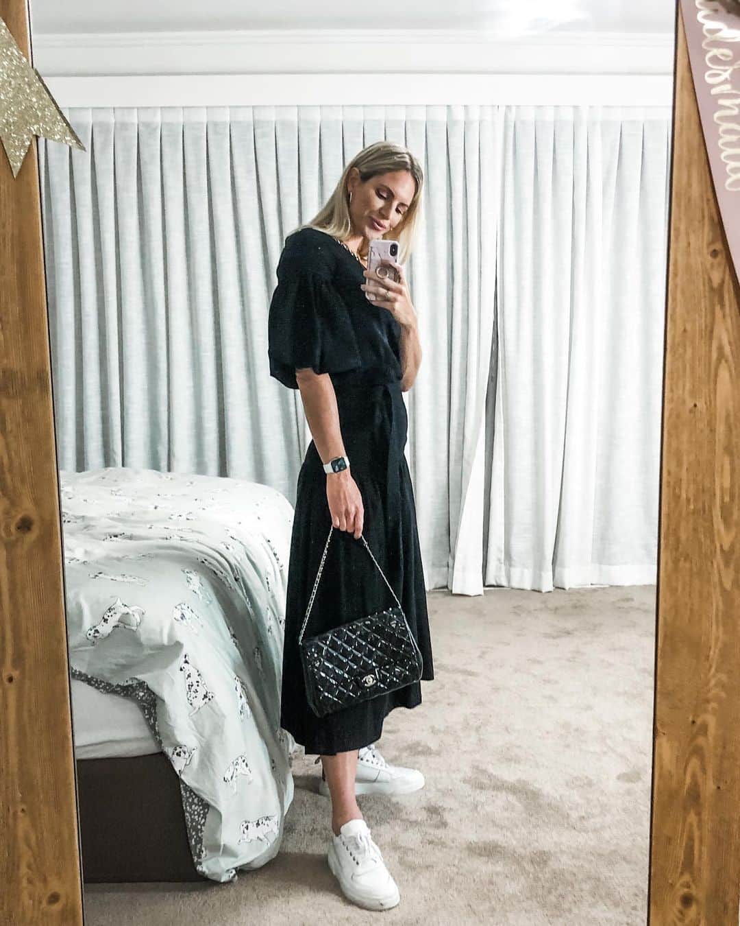 エミリー・シーボームのインスタグラム：「Post isolation feels.  #dinner #nightout #outfit #mirror #bedroom」