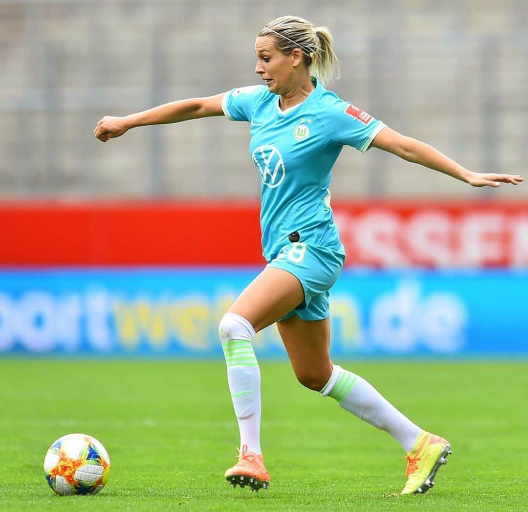 レナ・ゲースリンクさんのインスタグラム写真 - (レナ・ゲースリンクInstagram)「Big Game today ⚽️💚 🔥 #vflwolfsburgfrauen #wolfsburg #onestep #freiburg #puma #pumafootball #dieliga #eurosport」6月17日 17時22分 - lena_goessling