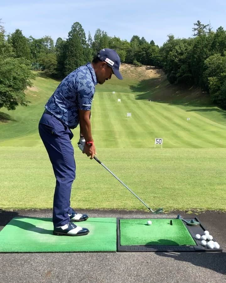 宮里優作のインスタグラム：「今日は暑いけどカラッと気持ち良い天気でした‼️ ラウンド終わりで練習させて頂きました🙇🙏 #南山カントリークラブ」