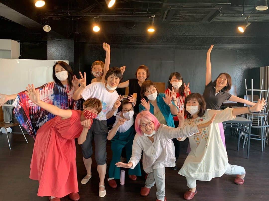 のインスタグラム：「演劇✖︎自分を生きる ワークショップ 終わりました！  なんて どの人も キラキラ輝くのでしょう！  三密を避けるため 人数制限。 その上、 工夫したことで 新しいメソッドも発見！  とってもいいクラスに なりました❤️ 今日で人生の見え方が 変わった方も いるのではないでしょうか。  演劇の果てしない可能性を マジマジ感じました。  あまりに楽しかったので また1日ワークショップ やろうと思います。  今回は ノート購入して応援してくれた方 元虹の家族の方のみへの ご案内だったのですが 次は ノートの方には優先案内しつつ 一般募集も出来たらなーーと思っています❤️ 本当に 「表現」は奥が深い。  どこまでも楽しくなれる🤗  BSDミュージカル&アクティングスクールお申し込みも 続々あります。 こんな長期のクラスは 旺季最初で最後です。 ぜひこのチャンスを 逃さないようにね😘  #演劇 #ミュージカル #bsdミュージカルアンドアクティングスクール #旺季エンタメプロジェクト」