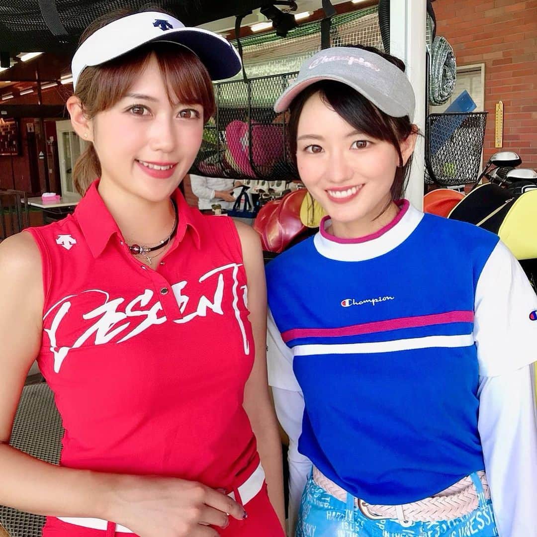 のインスタグラム：「. . ゆっこに誘ってもらってゴルフでした🥰 赤青コーデ🤣 私のサンバイザーとトップスは championgolfです❤️🍎 @champion_japan  @champion . レストランはアクリル板あって 声が聞こえにくかったよ🤣👏 ランチは海鮮丼🐟 . #チャンピオンゴルフ#チャンピオン千葉ゴルフ #ポニーテール#ポニーテール女子#スポーツ女子 #ゴルフ #ソーシャルディスタンス#golfgirl #ladiesgolf#golfhotties#golfbabes#pikachu#pokémon #golflife #golfstagram #lovegolf  #golfer #instagolf #championgolf#champion #골프 #모델 #한국#高尔夫球」