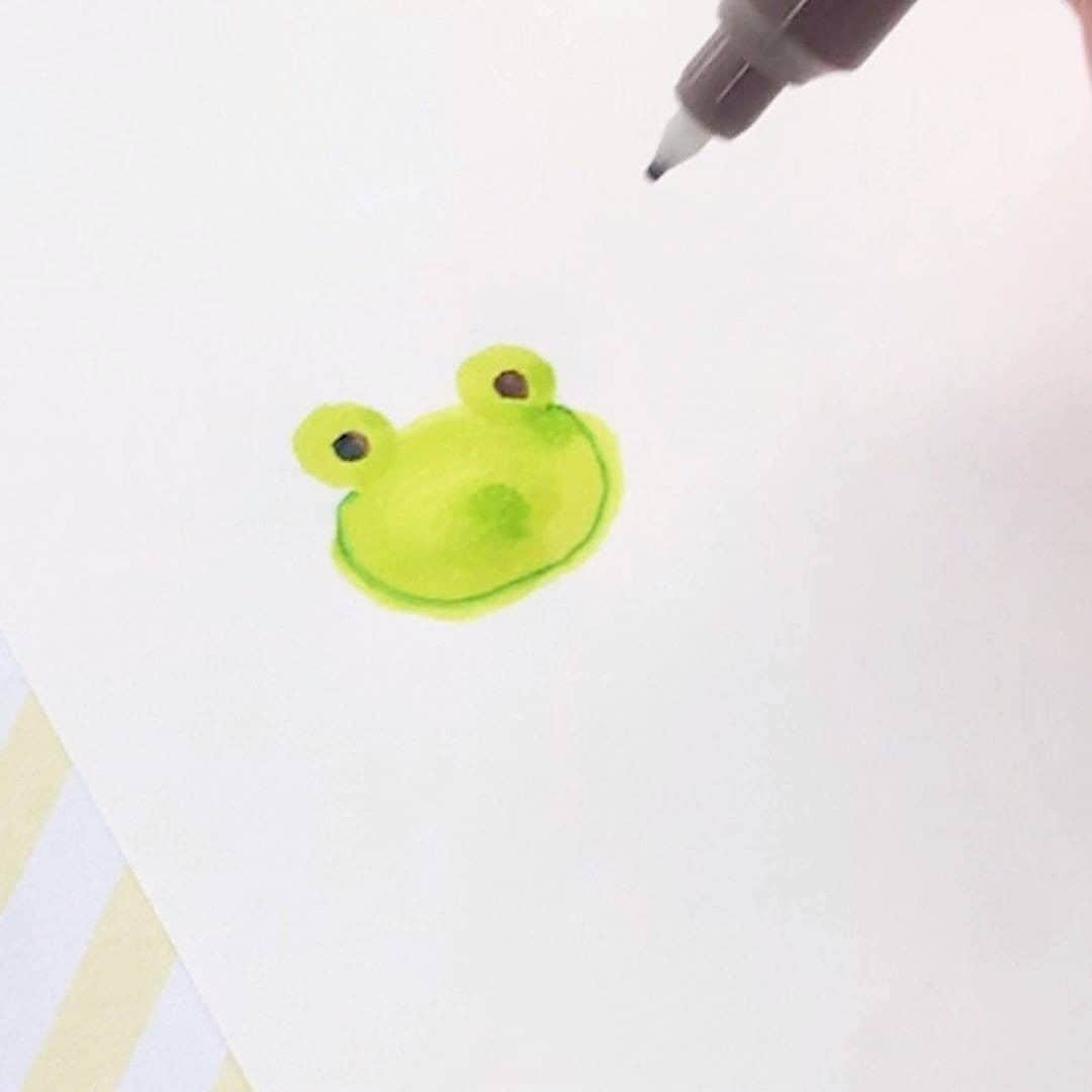 のインスタグラム：「#プレイカラードット でかえる🐸 動画ではベーシックな「大きなかえる」を描きました🐸 お口の形を変えたりほっぺたを描いたり色々アレンジできます🐸 ３枚目のおまけのかえるはこっそり描いてください🐸笑 . . . #illustration #illustrator #イラストレーター #落書き #らくがき #いらすとぐらむ #イラストグラム #ゆるいイラスト #playcolordot #bujo #バレットジャーナル #文房具好き #ドットワンポイント #ノート術 #doodle #手帳術 #手帳の中身 #bulletjournalcommunity #bujoinspire #手帳ライフ #手帳好きさんと繋がりたい #ドットラボ #プレイカラードットアレンジ #かえる #カエル #frog」