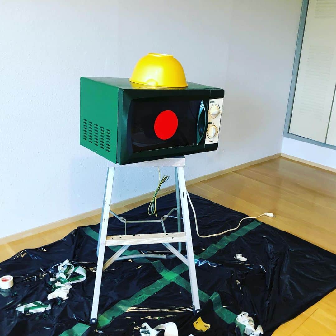 爆ノ介さんのインスタグラム写真 - (爆ノ介Instagram)「クリーム色の古い電子レンジをガンダムのザクの頭風にペイントしたよ。 最後のは工事現場専用ザク。 家電塗るの激ムズ！ #爆裂家電リメイク #Do it yourself #コント師がすぎる #かもしれない #DIY」6月17日 17時32分 - bakunosuke