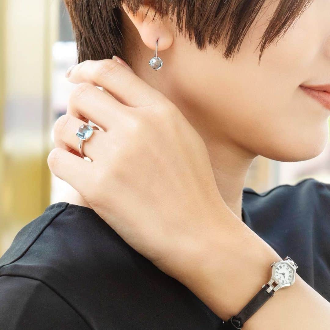 ヴァンドーム青山さんのインスタグラム写真 - (ヴァンドーム青山Instagram)「. 【 coordinate 】 瑞々しく潤いのあるスカイブルートパーズのピアスとリングのセットアップにレザーベルトのジュエリーウォッチをコーディネート。合わせるファッションによって、カジュアルにもドレスアップにも使えるジュエリーです。 . #リング #ring #ピアス #piercedearrings  #腕時計 #ジュエリーウォッチ  #カラーストーンジュエリー  #ジュエリーコーディネート #jewelry #accessory  #ジュエリーコーデ  #vendomeaoyama  #ヴァンドーム青山」6月17日 17時33分 - vendomeaoyama_official