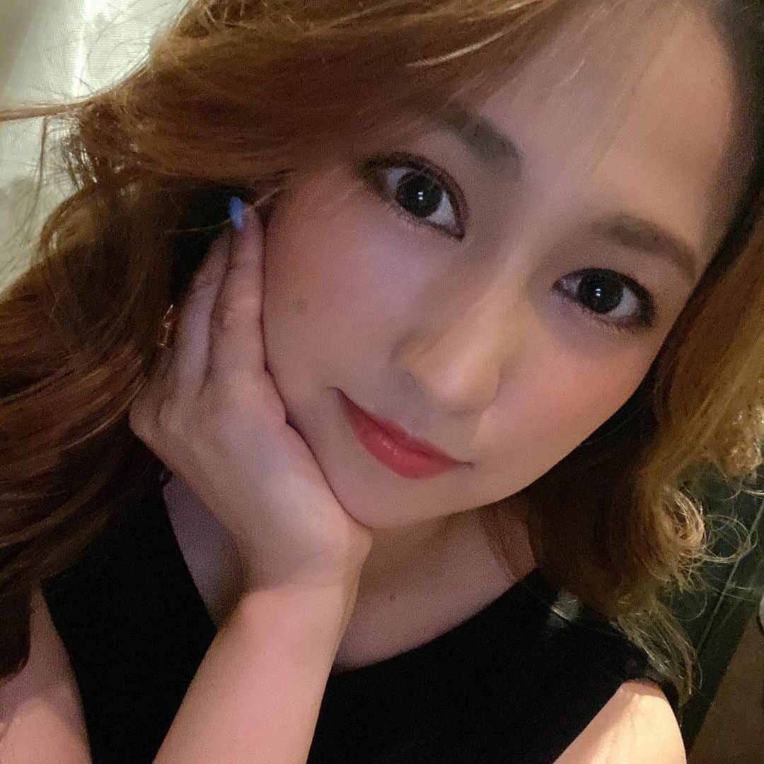 吉江瞳のインスタグラム：「久々がっつりメイク💄 がんばってあと最低でも3キロ痩せたいっっ できれば5キロ痩せてキープ そんな時代もあったから絶対いけるはずなんだけどな😔❤️ #若さには勝てない #重力にも勝てない」