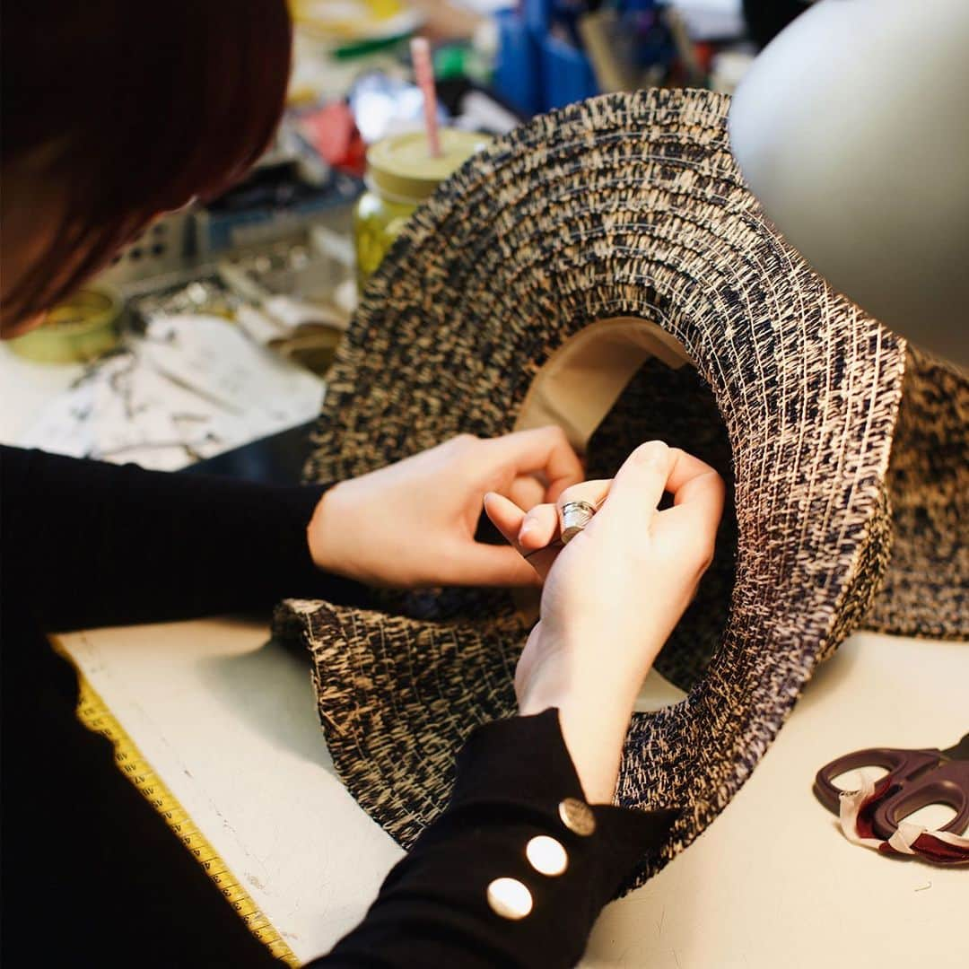 ミュールバウアーさんのインスタグラム写真 - (ミュールバウアーInstagram)「Mühlbauer | SPRING SUMMER 2020 ▪️ a little peak into our workshop  #handsewn #braidhat ▪️ Did you know a thimble in German is called a “Fingerhut” literally a “Hat for your Finger“ ? #muhlbauer #hats」6月17日 17時54分 - muehlbauer_hats