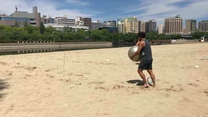 山中亮平のインスタグラム：「めちゃくちゃ細い棒に最後タックルされました。 . . . #beachtraining #ビーチトレーニング #ノブトレ #最後タックルされる #細い棒」