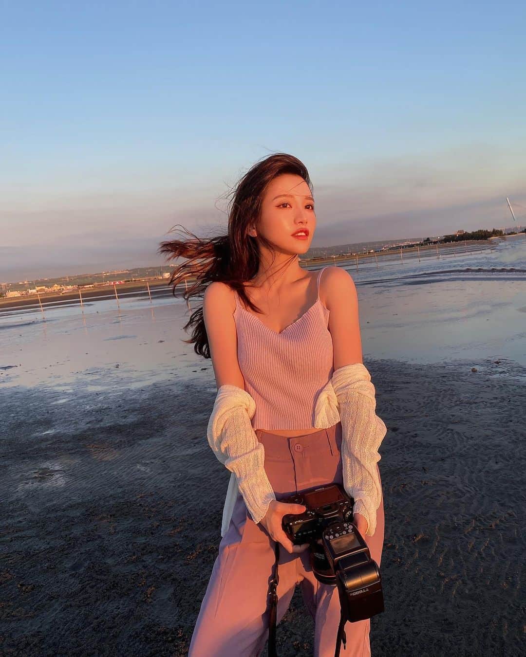 蔡瑞雪（Ruixue Tsai）さんのインスタグラム写真 - (蔡瑞雪（Ruixue Tsai）Instagram)「可以當你的攝影師嗎？ 📷 夕陽，是最美的濾鏡🧡」6月17日 18時03分 - snowbabyq