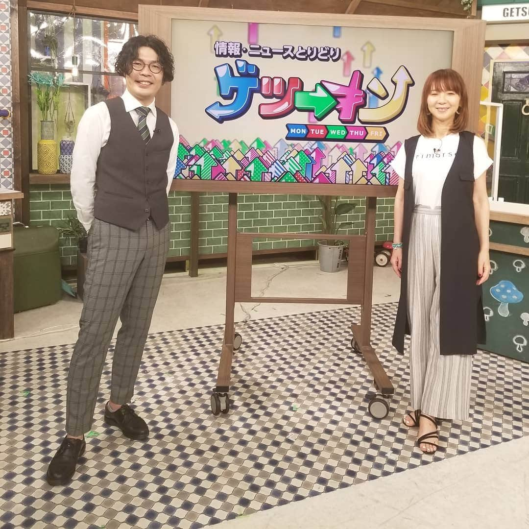 谷口キヨコさんのインスタグラム写真 - (谷口キヨコInstagram)「すーぎーと。ソーシャルディスタンスはちょっと遠い…それにしてもすーぎーはおしゃれさんだなぁ✨デルッソさんが前日にお衣装を決めてくれはったら。それを見て、すーぎーは自分の衣装を自前でコーディネートするんです‼️これってスゴいよね🎵今回も私が長いベス=ジレたがら、すーぎーもベストなんやな、と。さすがや❤️ #ゲツキン #ゲツキン水曜日 #すーぎー #谷口キヨコ #きよぴー #eo光テレビ #eo光tvゲツキン」6月17日 17時56分 - kiyokotaniguchi