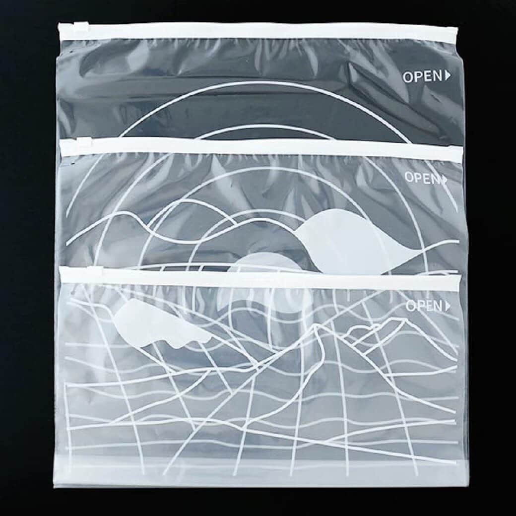 LOHACO（ロハコ）さんのインスタグラム写真 - (LOHACO（ロハコ）Instagram)「＼【LOHACO限定】収納袋が登場🎉／整理整頓や衣替え、お出かけや出張時など、さまざまなシーンで大活躍する収納袋👚 ﻿ ﻿ あると便利な収納袋がLOHACO限定デザインで登場しました✨ ﻿ ﻿ 中身が見える透明な袋で、長期間収納できる脱気用の空気穴付き👍 ﻿ ﻿ さらに、取り出しやすいワイドな取り出し口で、マチが付いているのでたくさん入ります😆 ﻿ ﻿ アメニティグッズやスマホグッズ📱、充電器などの整理や、引き出しやクローゼットのちょっとした収納🧣など、使い方はいろいろ🙆 ﻿ ﻿ これからの季節、濡れた折りたたみ傘🌂や、ジム通い時🏋️のウェアやタオルの収納袋としても使うのも◎ ﻿ ﻿ お出かけ時のお子さまの着替え👕を入れたり、出張時の収納袋としてお使いいただくのもおすすめです❣️ ﻿ ﻿ 種類はチャックタイプのL・XLサイズと、スライダータイプのL、XL、3Lサイズの計5種類🛒 ﻿ ﻿ 入れるものに合わせてタイプやサイズをお選びいただけますよ😍 ﻿ ﻿ この機会にぜひLOHACOでしか買えないアイテムをチェックしてみてください♪ ﻿ ﻿ ＿＿＿＿＿＿＿＿＿＿＿＿＿＿ ﻿ ﻿ ▼Instagramで紹介した写真の詳細は プロフィール @lohaco.jp から♪ ﻿ ﻿ ▼商品のURLはこちら https://685.jp/2YIjuNT ﻿ ＿＿＿＿＿＿＿＿＿＿＿＿＿＿＿ ﻿ ﻿ ﻿ #LOHACO限定 #ロハコ限定 #収納袋 #スライダーバッグ #収納 #収納アイデア #収納術 #収納上手 #収納ケース #衣類収納 #整理収納 #整理整頓 #片付け #お片付け #便利グッズ #シンプルライフ #シンプルな生活 #シンプルデザイン #暮らしを整える #すっきり暮らす #スッキリ暮らす #日々の暮らし #暮らし #くらし #なんでもロハコ #ロハコ #LOHACO #lohacobyaskul #askul #アスクル」6月17日 17時56分 - lohaco.jp