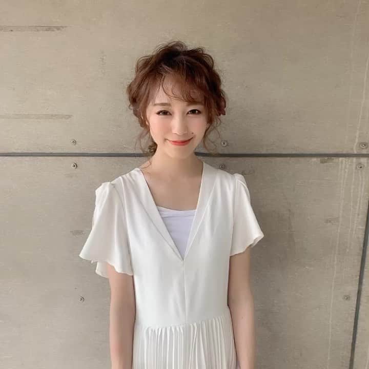RabichePowのインスタグラム：「リクエスト頂いたので🙏 先日美容学校の授業で作った簡単アレンジ💙 . 難しいことは一切せず 表編みと丸編みだけでサクッとあみおろし♡ . @nc_arpeggio  アルペジオさんのパンジーほんと可愛い♡ . . @nrb_barber_beauty  今年は入学生も倍以上いたのかな？ 今月末のヘアアレンジの授業も楽しみ♡ . . model @machichas  まちこさんいつもありがと〜❤️ . #rabichepow#ヘアメイク#ヘアアレンジ#ラビッシュポー」