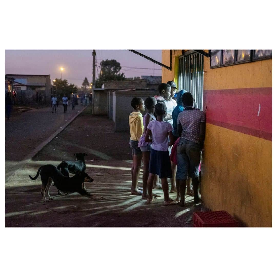 Magnum Photosさんのインスタグラム写真 - (Magnum PhotosInstagram)「"I spent most of my time taking walks around the neighbourhood. This would distract me from constantly worrying about my family. I would always have my camera with me, looking at how people were responding to this pandemic and how it was affecting them." - @lindokuhle.sobekwa . The Magnum photographer reflects on his experiences during the early weeks of the pandemic, in an interview with @gregoryjohnharris, Associate Curator of Photography at @highmuseumofart.⁠ .⁠ This year's Magnum's Live Lab in Atlanta - in partnership with @highmuseumofart and with support from @hagan_arts - was to be the first Lab hosted in an institutional space with Magnum photographers @lindokuhle.sobekwa, @drakeycake and @mikhael_subotzky. With the physical residency halted by COVID-19, the creative thinking went on.⁠ .⁠ See @lindokuhle.sobekwa's new work and read his interview with @highmuseumofart, online today, at the link in bio.⁠ .⁠ PHOTO: Children at the tuckshop that is operating during the lock down. Johannesburg. South Africa. April 20, 2020. ⁠ .⁠ © @lindokuhle.sobekwa/#MagnumPhotos」6月17日 18時00分 - magnumphotos