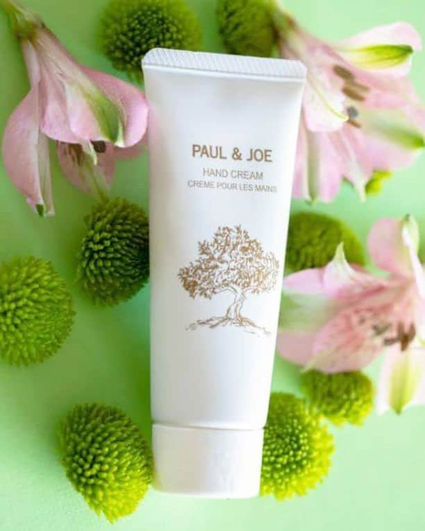 PAUL & JOE BEAUTEさんのインスタグラム写真 - (PAUL & JOE BEAUTEInstagram)「・﻿ Hand washing is at an all time high and our skin is feeling it. Hydrate and smooth your tired skin with our delectable, velvety hand cream.﻿ ﻿ Hydrating emollients like acient olive oil and grapeseed oil keep skin soft, smooth, and moisturized without any stickiness on the skin.﻿ ﻿ *1 Ancient Olive Oil（Emollient）﻿ *2 Grapeseed Oil（Emollient）﻿ ﻿ ■Hand Cream﻿ ﻿ 毎日の手洗いで乾燥している手を﻿ しっとりなめらかな手肌に整える﻿ ハンド クリーム でお手入れをしましょう。﻿ ﻿ 古木オリーブオイル*1やグレープシードオイル*2﻿ などのエモリエント効果のある美容成分を配合。﻿ ベタつきのない、さらりとした仕上がりで﻿ しっとりしたうるおいをキープします。﻿ ﻿ *1 オリーブ果実油（エモリエント）﻿ *2ブドウ種子油（エモリエント） ﻿ ■ハンド クリーム 40g 1,600円  #paulandjoebeaute #ポールアンドジョー #ボディケア#ハンドクリーム#ギフト#handcream#bodycare#gift #コスメ垢 #デパコス#おうち美容#ハンドケア」6月17日 18時00分 - paulandjoe_beaute