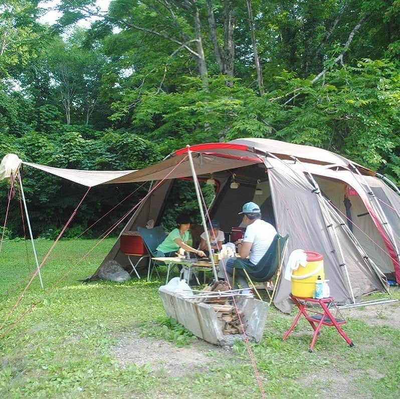 キャンプ情報サイト［ランタン］さんのインスタグラム写真 - (キャンプ情報サイト［ランタン］Instagram)「CAMP SMILE STYLE ／ ベテランキャンパーは アフターサービス充実の スノーピークで統一！ ＼ いろんなキャンパーのキャンプスタイルを現地取材と一般キャンパーからの投稿で数多く掲載してます。 . . 詳しくは @lantern.camp  webサイトをご覧ください . . #camp #camping #outdoor #travel #trip #lantern_smile #nature #キャンプ #キャンプ用品 #アウトドア #テント #自然 #旅行 #キャンプ初心者  #キャンプ好きな人と繋がりたい #雨飾高原キャンプ場 #小谷村 #長野県 #スノーピーク #ランドロック #ファイヤーサイドグローブ #ファミリーキャンプ #ファミキャン」6月17日 18時06分 - lantern.camp