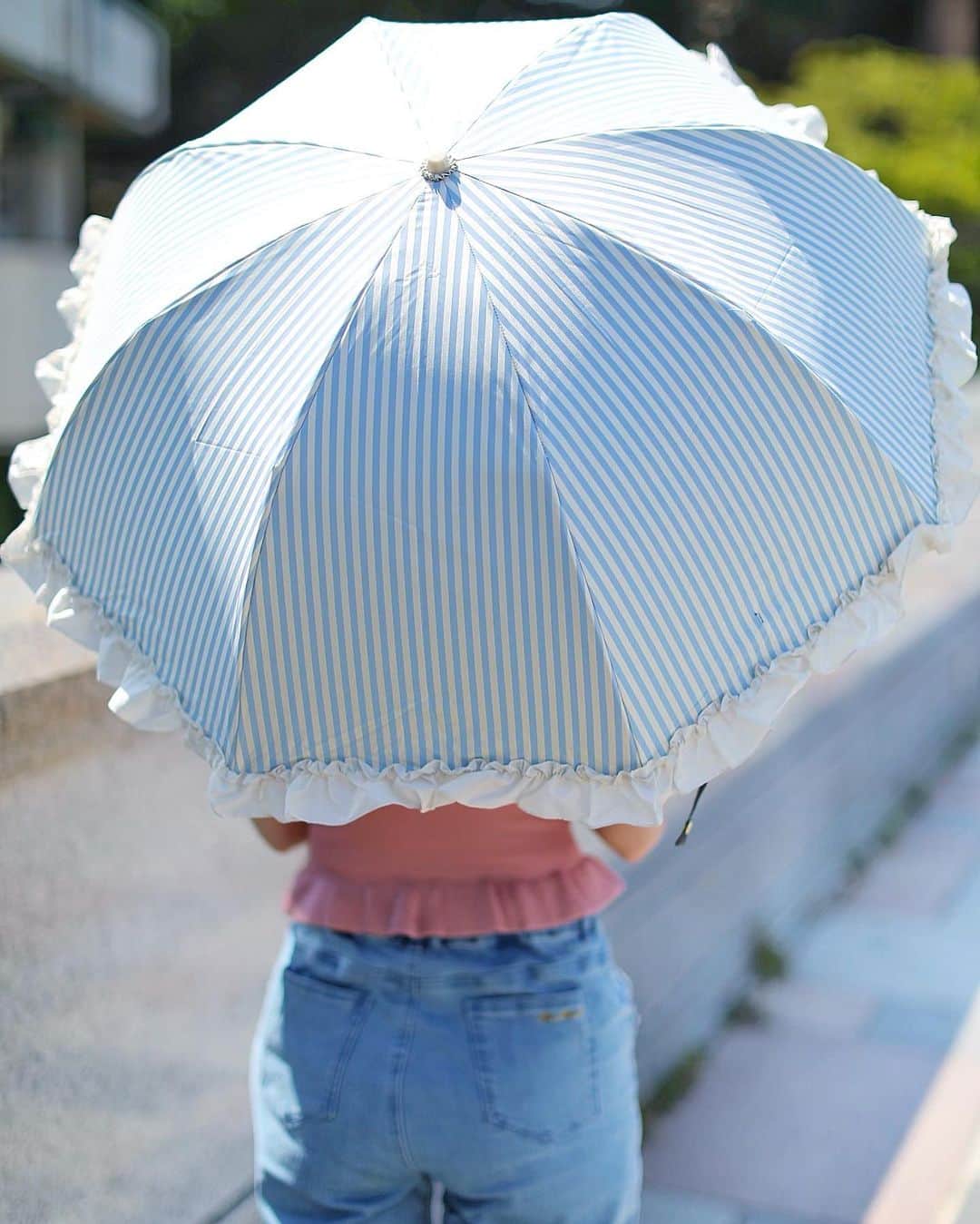 瀬戸早妃さんのインスタグラム写真 - (瀬戸早妃Instagram)「続いてこちらは2段折りたたみver. . 持ち運びに便利な収納ケースは ふっくらと少し大きめ💕 . 急いでいる時に適当にくるくるしてもきちんと仕舞えるのが嬉しい😂🎀 @montresorsaki . 長傘タイプ、折りたたみタイプ どちらも晴雨兼用☀️☂️ お値段は 3,300yen +taxです🥰✨ . 100%遮光でこのお値段は嬉しい❣️ . #montrésor #モントレゾール #selectshop #セレクトショップ #美白傘 #美容傘 #フリル日傘 #晴雨兼用 #折りたたみ傘」6月17日 18時07分 - plievesaki