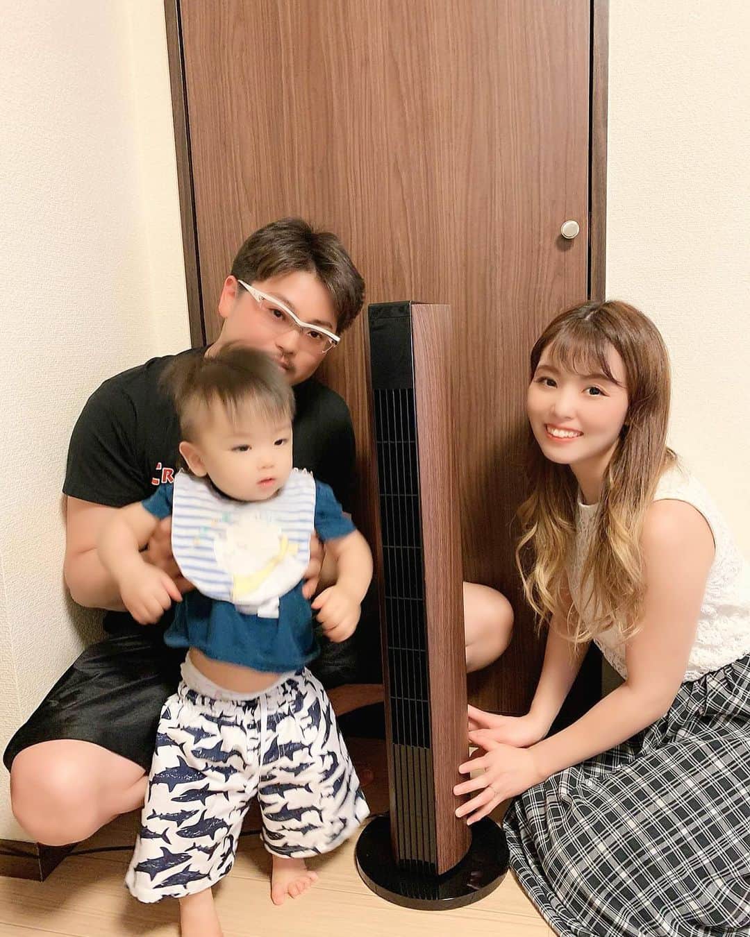 Momoeのインスタグラム：「. . この間わっちとなみさんが うちに遊びに来てくれた❤️ なんとみよのお誕生日プレゼントとして 冷風器を...🎁✨✨✨ ありがとうございます×100😭❤️ 家の雰囲気（というか後ろのドア）に ピッタリすぎて笑った（笑） これで夏は快適に過ごせる〜〜❤️❤️ 24時間クーラー付けっぱなしの家に 冷風器がプラスされたから 最強に快適な温度の家となった✨キラン 本当にありがとおおおおおおお🙇‍♀️🙇‍♀️🙇‍♀️💘💘💘 . . #1枚目のみよの顔... . .  #happy #育児 #family #家族 #boy #smile #男の子 #息子 #code #love #lucky #kids #子供 #thankyou #宝物 #ベビー #fashion #follow #心 #縁 #パパ #ママ #家族写真 #男の子ママ #赤ちゃん写真 #photo #子育て #1歳 #flower」