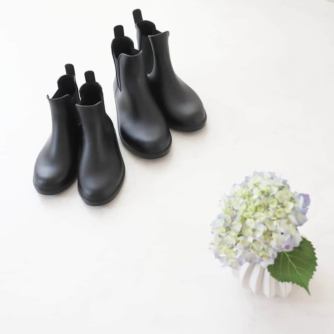 Eri Satoのインスタグラム：「親子でお揃いのレインシューズは、 @outletshoes_official のもの。 · ショートタイプだから履きやすくて脱ぎやすいし、見た目はブーツだから服に合わせやすいの👌✨ 雨でも自転車で幼稚園の送迎をするから、これからの季節に本当に使える☔ · #outletshoes_life #アウトレットシューズ#楽天 #fashion#ootd#outfit#code#coordinate#ママコーデ#locari#ママファッション#カジュアル#お洒落さんと繋がりたい#靴#はきやすい#歩きやすい#シューズ#足元#大人女子#大人カジュアル#シューズ#レインシューズ#親子リンクコーデ愛好家#親子#親子コーデ」