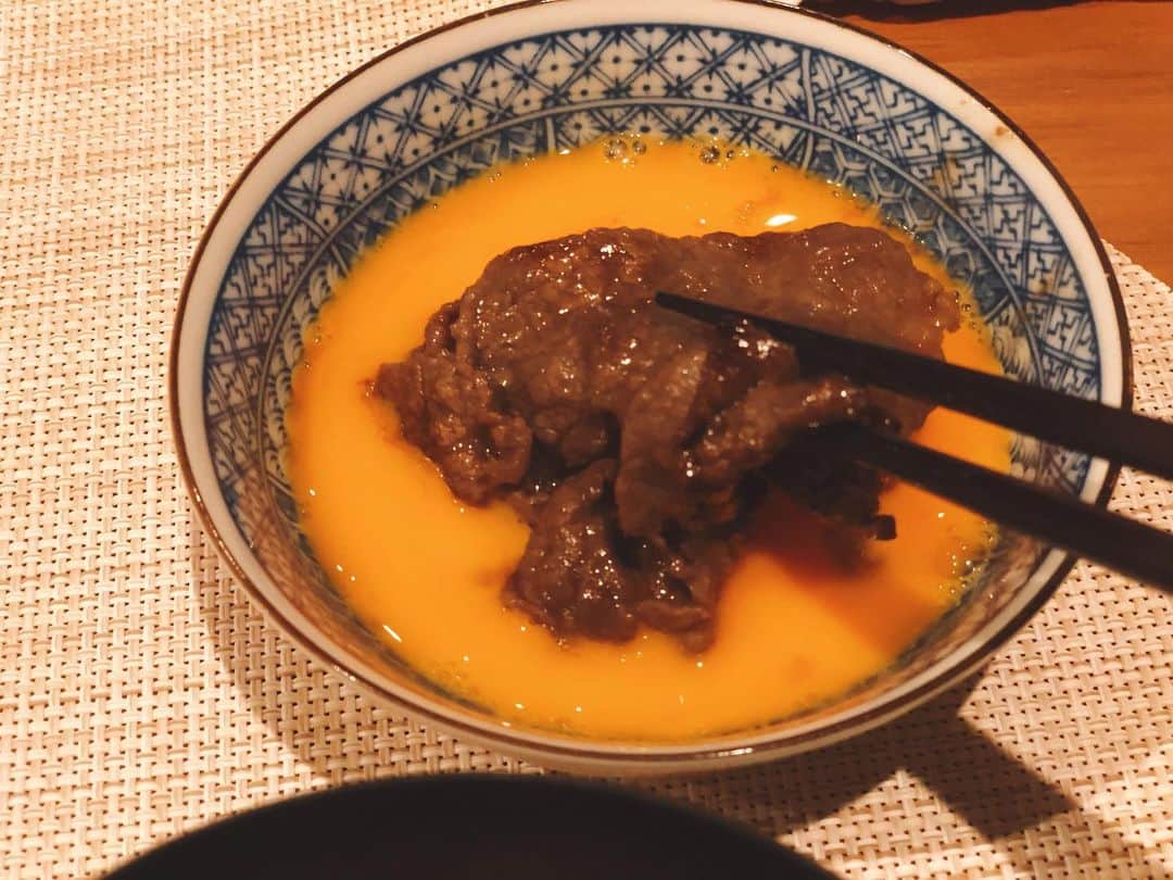 英玲奈さんのインスタグラム写真 - (英玲奈Instagram)「先日、 #鳥取県　#湯梨浜町 のお野菜や果物を送っていただきましたが、 今回はなんとも立派な牛肉を送っていただきました。 @akamaru.shop  さんの、　#鳥取和牛専門店伯州屋 というブランド牛。 お肉を食べる時にどうしても気になるのが、 #飽和脂肪酸　の取りすぎ。 しかし、こちらの牛肉は、 #不飽和脂肪酸　の数値が高いそう！ 牛肉大好きな夫にも安心して食べてもらえる。 お味はもちろんすっごく美味しかったです。 夏におススメの食べ方を教えていただき、割下につけておいて、 サッと焼いていただきました！ この食べ方がまたいい。  #ていねいな暮らし #季節を感じる暮らし#からだにいいこと#料理 #からだにやさしいごはん #おうちごはん#夫の健康守りたい#10年後の健康の為に#無添加#無化調#オーガニック#低gi #美腸活#趣味生活#料理家#erenakitchen」6月17日 9時15分 - erena_erenyan