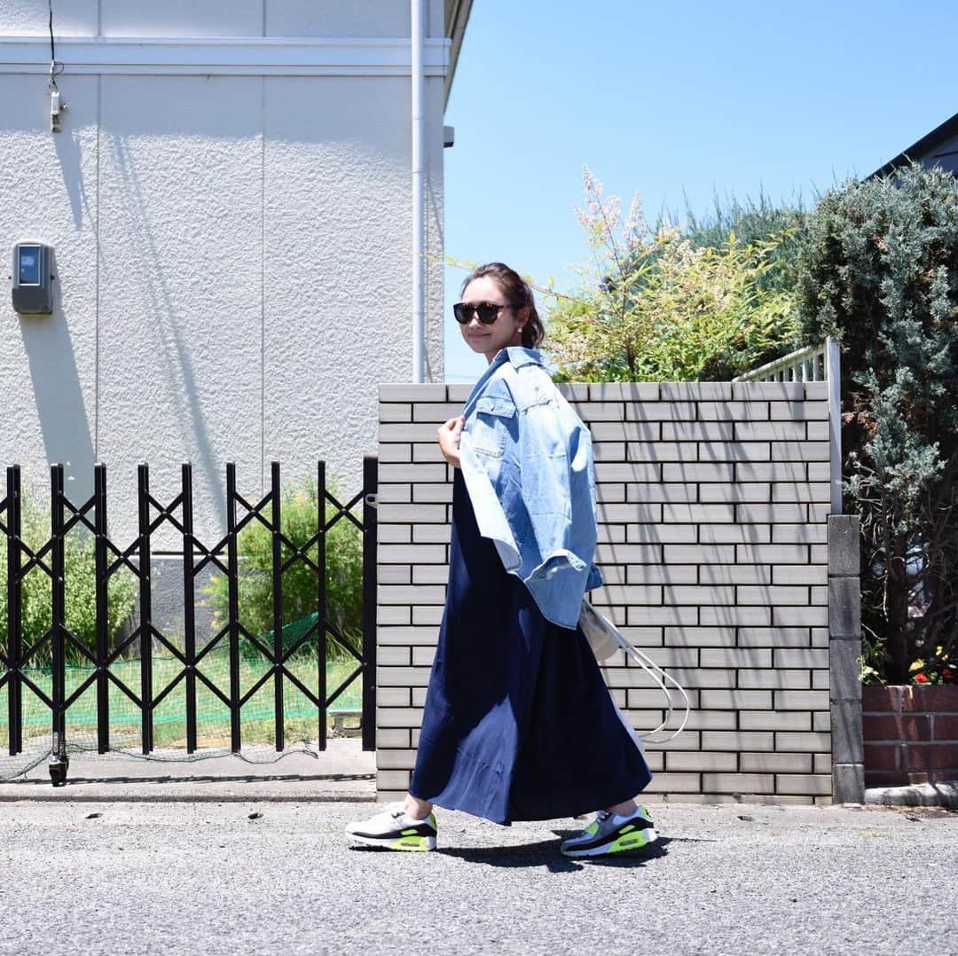 Keikooooooのインスタグラム：「パールボタンが可愛い過ぎるデニムシャツ🦪🔮 夏用の日焼け対策の羽織りが欲しくて◡̈♥︎ 年中使えて、一枚あるとめちゃ使える😚♥️ . パールボタンって打ったら→“🦪” 牡蠣出てきた🤣🤣🤣 . 👘 @dolce._official #デニムシャツ」