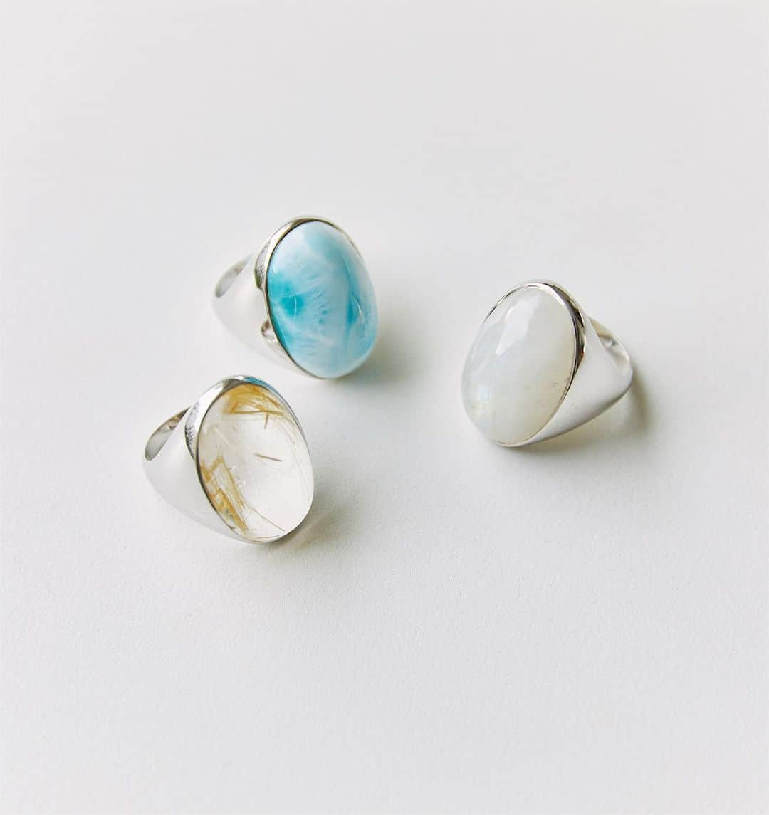 MARIHA Official Instagramさんのインスタグラム写真 - (MARIHA Official InstagramInstagram)「. Ring |Signature Collection (Silver) Gold Rutilated Quartz, Larimar, Rainbow Moonstone  正統感とノーブルな品格が薫り立つシグネットリングに インスピレーションを得た、「Signature Collection」。心惹かれる天然石を選んで、自分を象徴するリングとして 身に着けていただきたいコレクションです。  #mariha #silverjewelry #marihasilver #fashion #マリハ #シルバージュエリー #signaturecollection #gemstones #silvering」6月17日 9時28分 - mariha_official