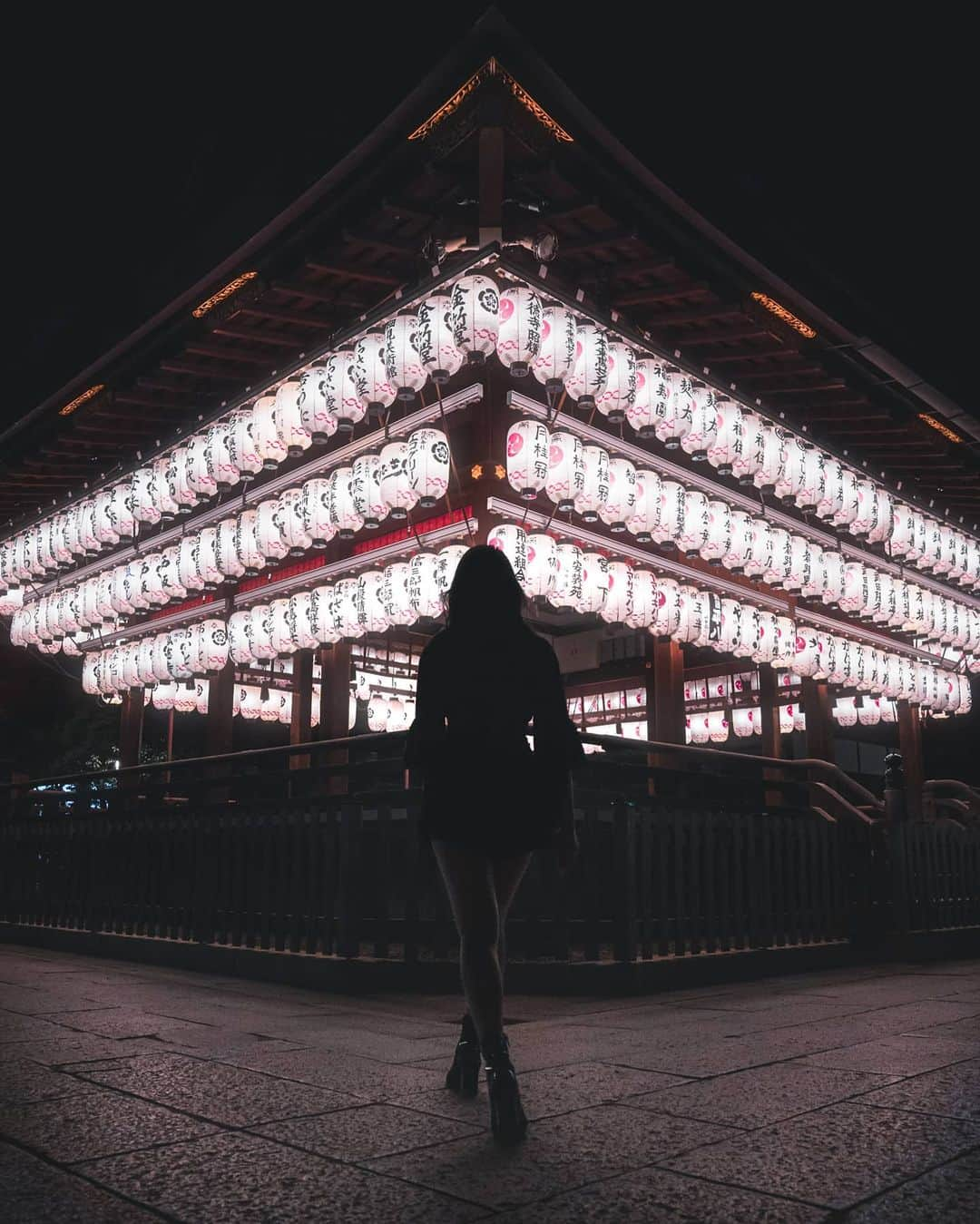 Joshさんのインスタグラム写真 - (JoshInstagram)「Excited to keep exploring Japan. Where do you want to go or where should I go next? @stefatty_ in frame as usual . . . . . #kyoto #japanawaits #yasakashrine #japan #tokyocameraclub #street_focus_on #explorejapan #streetdreamsmag #urbanandstreet #京都 #日本 #八坂神社」6月17日 9時31分 - joshtaylorjp