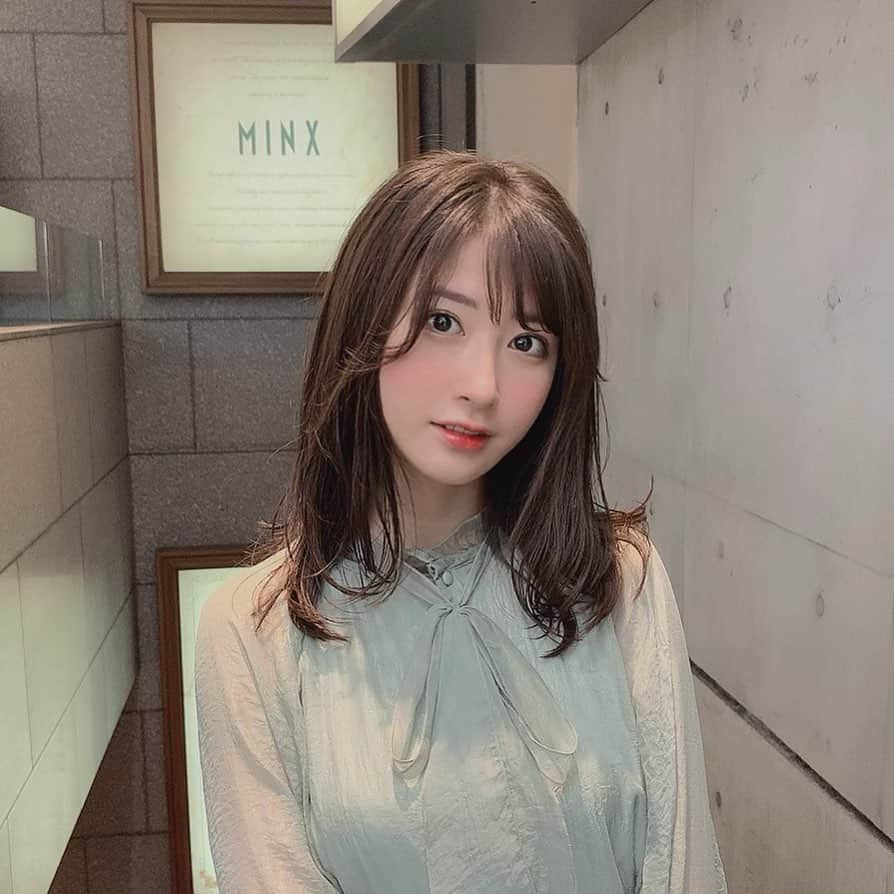 石田晴香のインスタグラム：「髪の毛切れてほんとによかった🥺✨ でも早速湿気でぱっさぱさ広がる毛先😂 家でのヘアケアも頑張らなきゃーーー！！！」