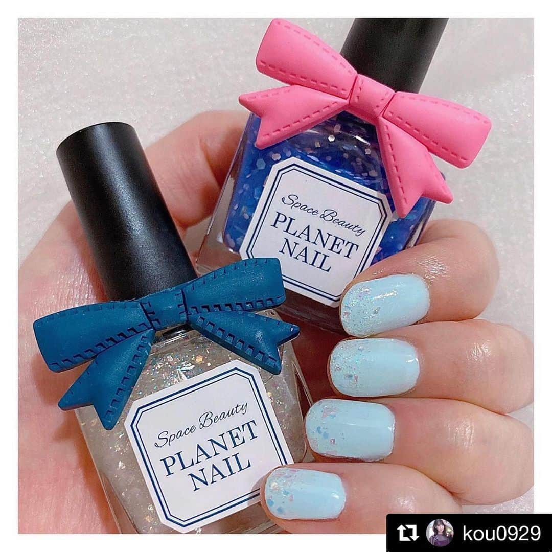 【PLANET NAIL（プラネット ネイル）】公式さんのインスタグラム写真 - (【PLANET NAIL（プラネット ネイル）】公式Instagram)「@kou0929 さん PLANET NAIL Basic Line PLB01 一等星の使命 を使用したネイルアレンジ、 2020年春の新色 PLB26 天飛ぶ光の羽衣 のご紹介ありがとうございます💅 ・ #Repost @kou0929 with @get_repost ・・・ 最近のネイル💅﻿ ﻿ PLANET NAILを使ってみました💅﻿ ﻿ リボンがついた見た目がとにかく可愛い🎀﻿ リボンは塗る時取り外せます🎀﻿ ﻿ 今回は水色のネイルの上に、手前の﻿ 【01 一等星の使命】をのせてみました💙﻿ ﻿ 爪先が少しキラキラしてるとまたいつもと違って新鮮✨﻿ ネイルはシンプルめが好きなのでこれくらいが好き！﻿ こちらはいろんなカラーに合わせて使いやすそう✨﻿ ﻿ ピンクのリボンのほうは﻿ 【26  天飛ぶ光の羽衣】﻿ こちらも今度使ってみようと思います🎀﻿ ﻿ ﻿ #planetnail#プラネットネイル#一等星の使命#天飛ぶ光の羽衣#ネイル#セルフネイル#夏ネイル」6月17日 9時41分 - planet.jp